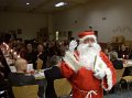 Der Weihnachtsmann betritt den Saal